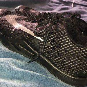 Basketball shoes